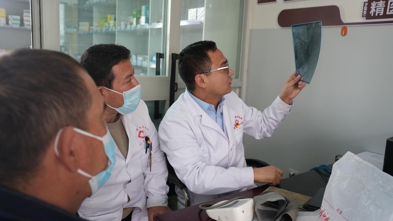 医务人员正在给患者诊断