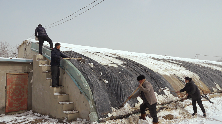 干部群众一起清雪
