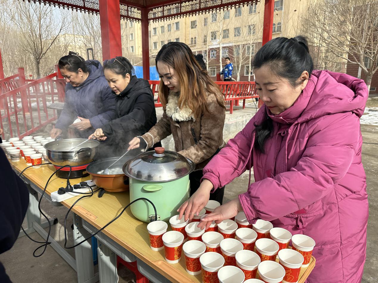 社区干部正在煮汤圆