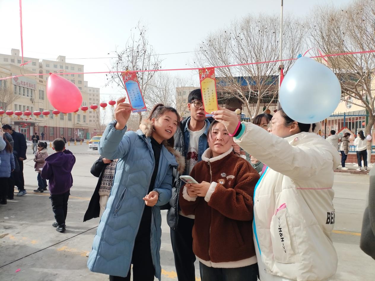 元宵节活动吸引居民纷纷参与其中