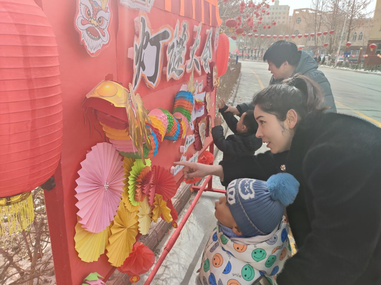 大人小孩一起上阵参与活动