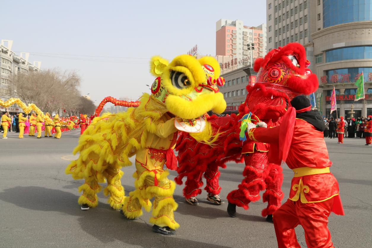 耍狮子表演（阿依古丽&middot;库完 摄）