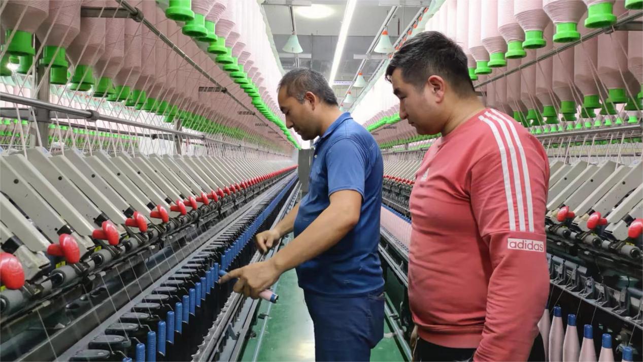 工作中的艾比布拉&middot;吾加阿卜杜拉和托合提瓦柯&middot;麦麦提敏。