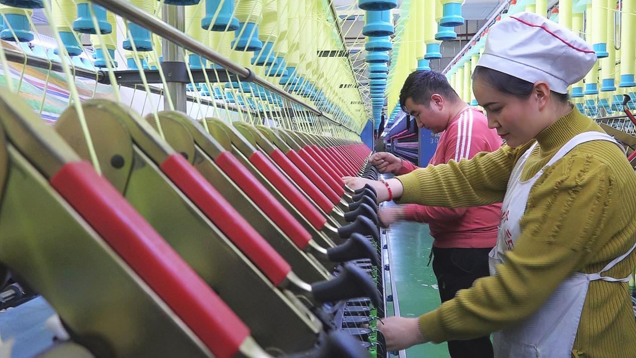 艾比布拉&middot;吾加阿卜杜拉和古丽加玛丽&middot;图拉尼亚孜在岗位上互相帮助，配合默契