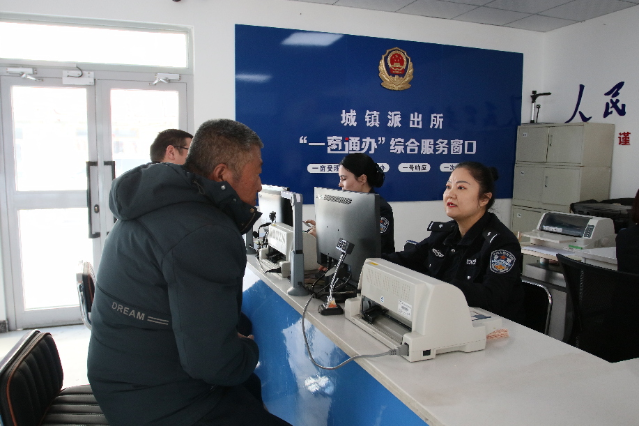 图一:民警为务工人员办理证件.JPG