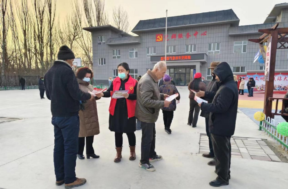 永兴社区干部为群众发放消防安全知识宣传单-- 兰春燕摄