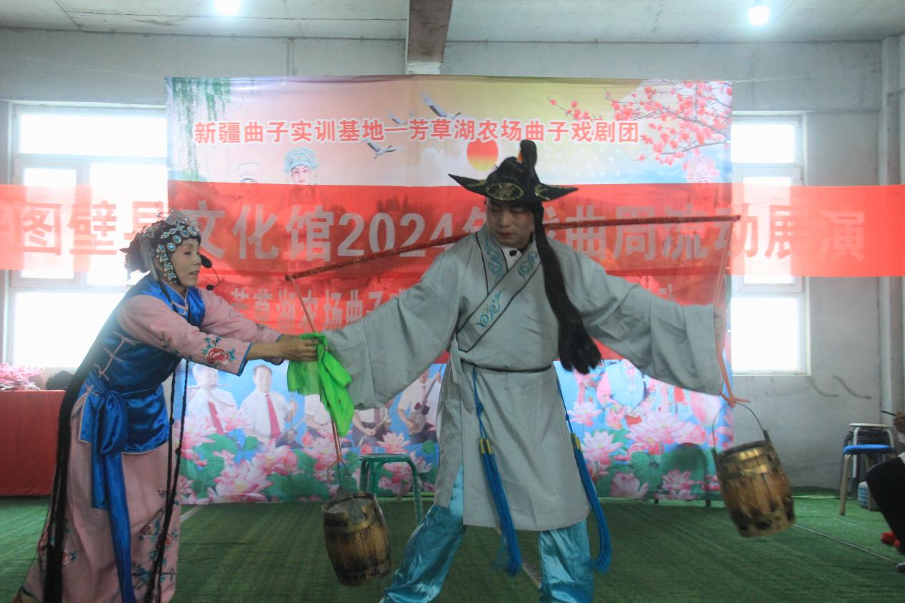 图为：30月10日，呼图壁县锦华小曲子文艺剧团演员正在表演新疆曲子戏《李彦贵卖水》。 于三 摄