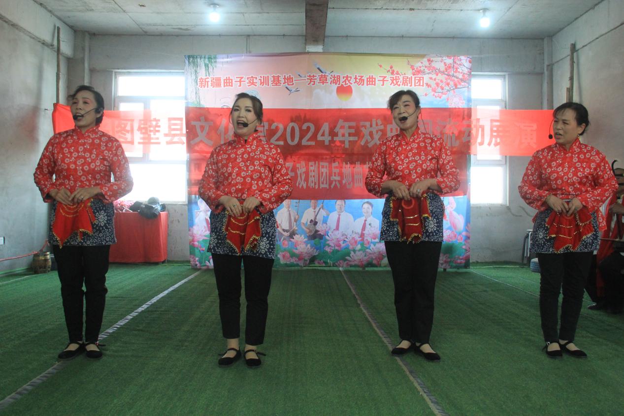 图为：3月10日，锦华小曲子文艺剧团的演员正在表演曲子戏老戏新词《乡村大妈唱变化》。于三 摄