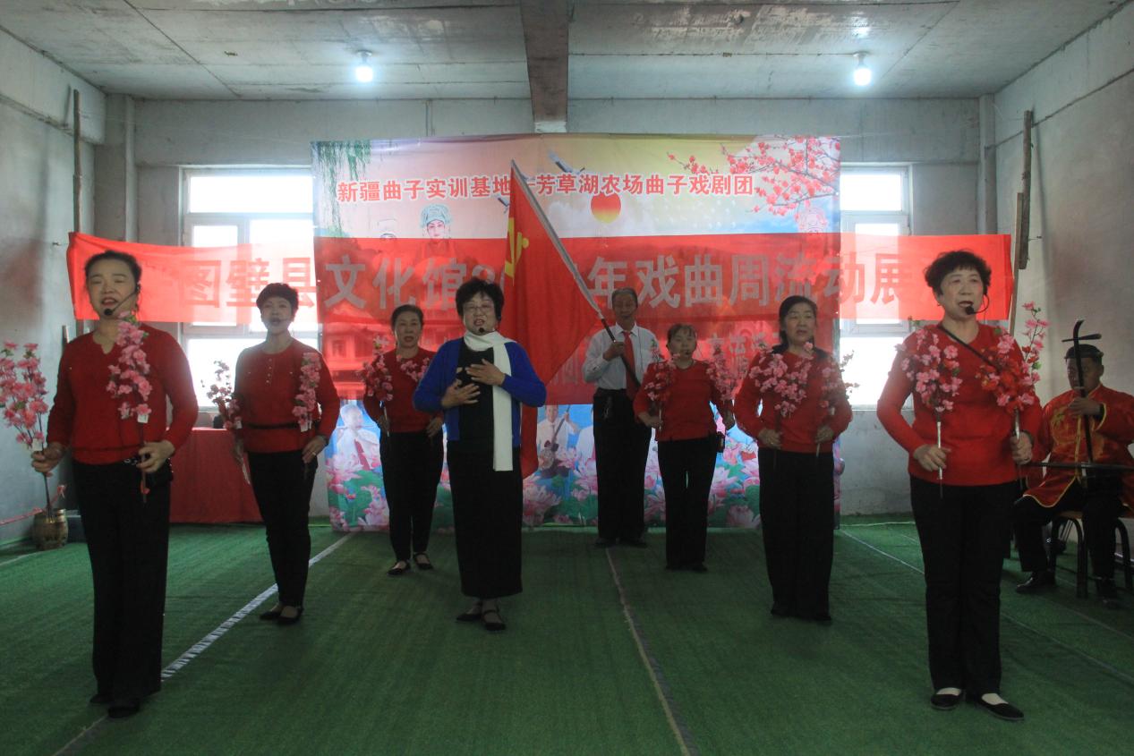 图为：3月10日，芳草湖农场曲子戏剧团的演员们正在表演新编曲子戏《江姐》。 于三 摄