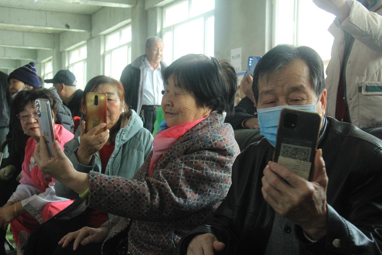 图为：3月10日，芳草湖农场居民正在观看曲子戏表演。于三  摄