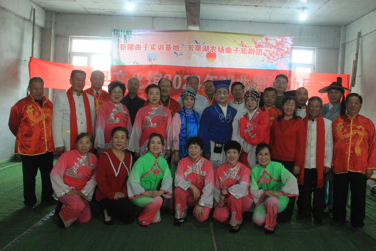 图为：3月10日，呼图壁县和芳草湖农场新疆曲子戏表演团队合影。于三 摄