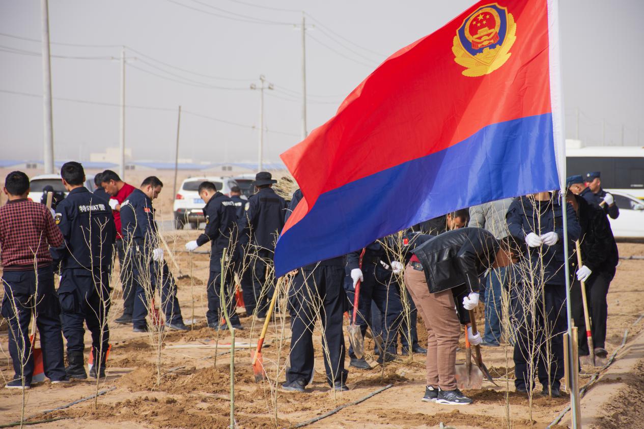 墨玉县公安局民警们植树现场