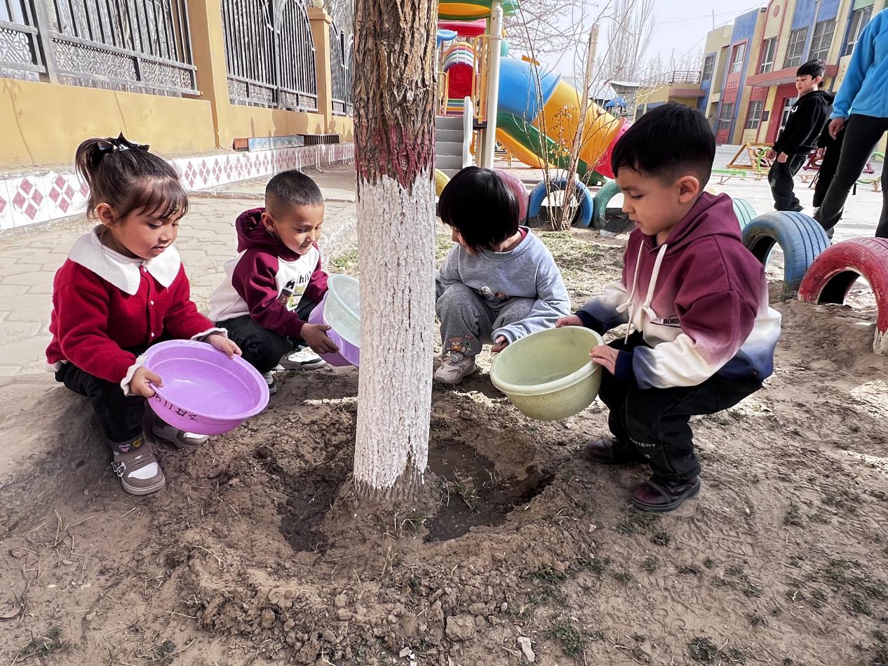 喀尔赛镇幼儿园植树活动