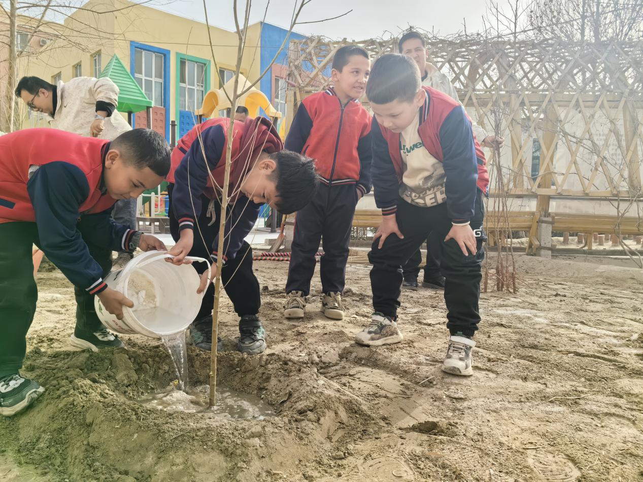 扎瓦镇幼儿园开展植树活动