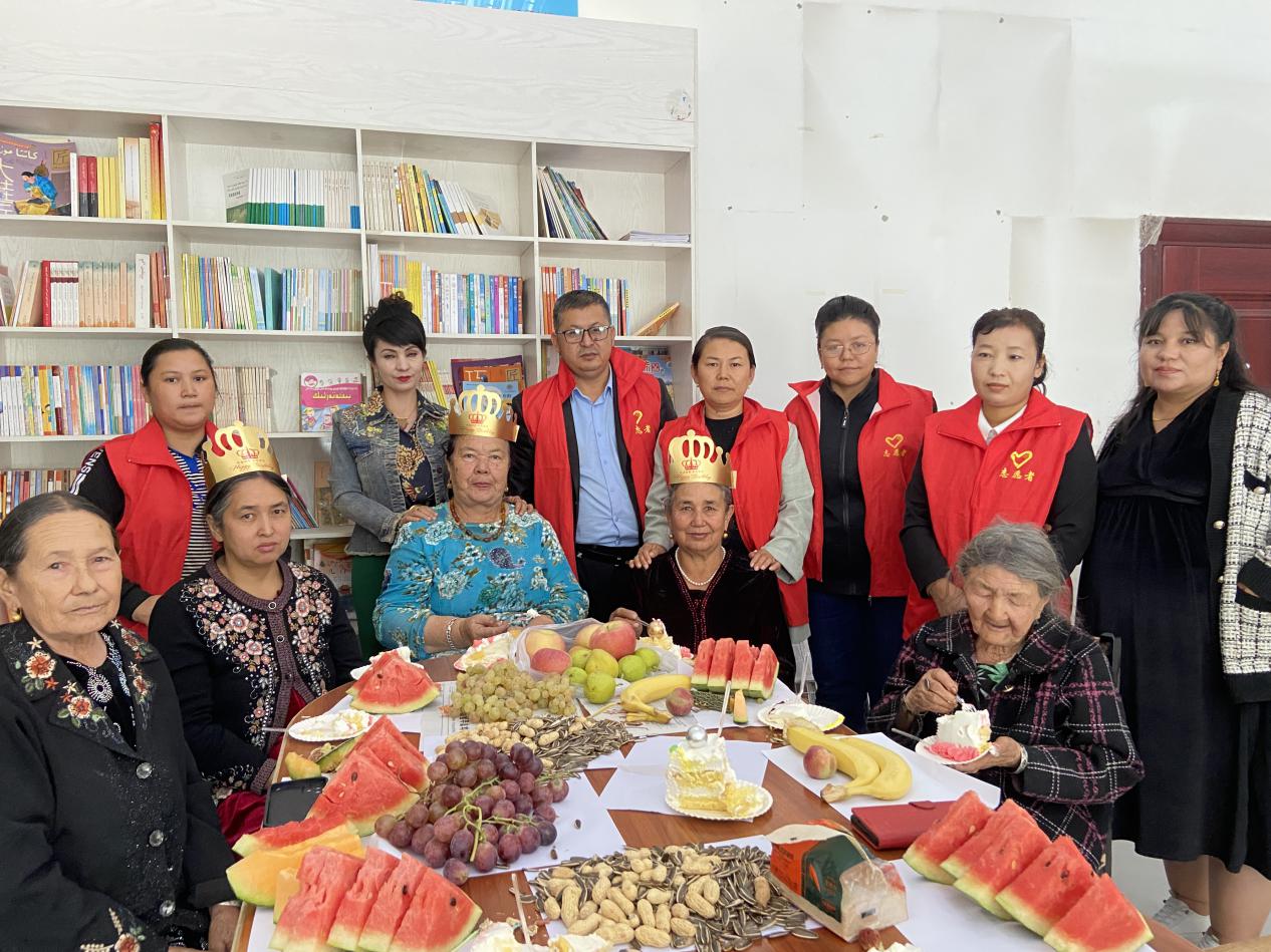 社区为老人举办集体生日会