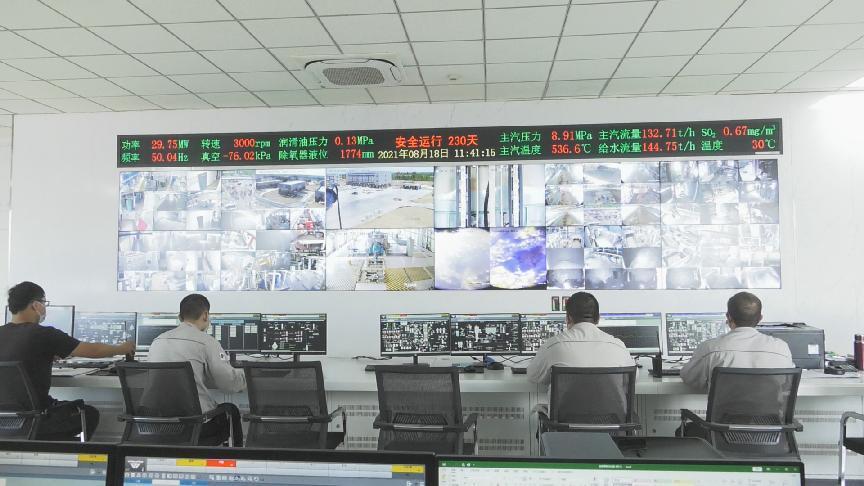 芳草湖农场招商引资企业  五家渠首热鸿泰生物质热电有限公司运行部的程序控制室内，工作人员正紧张忙碌的操作着设备系统