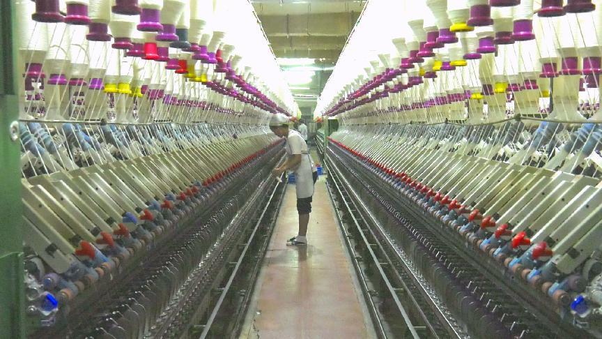 工人们加班加点忙生产