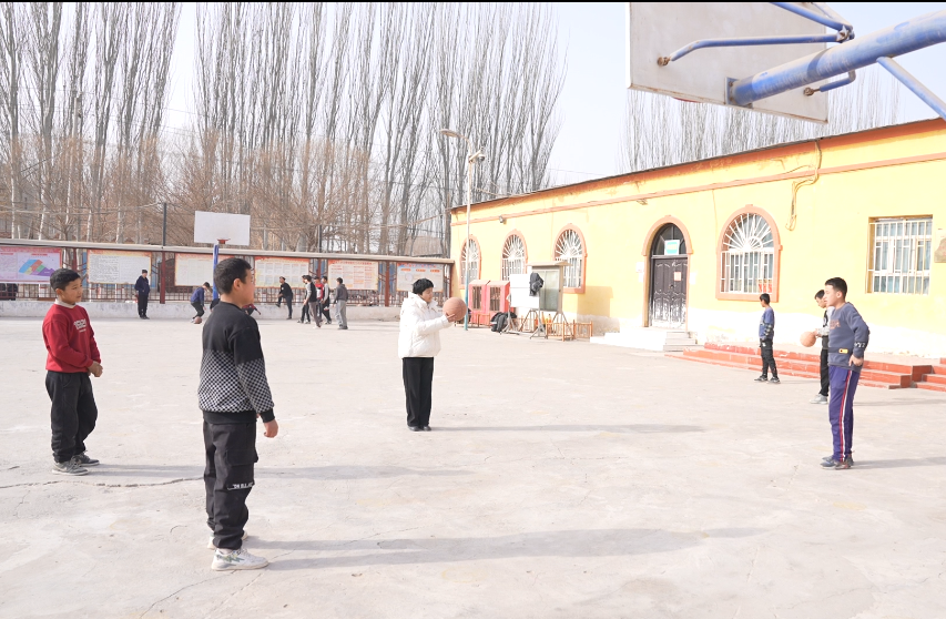 小木跟朋友打篮球