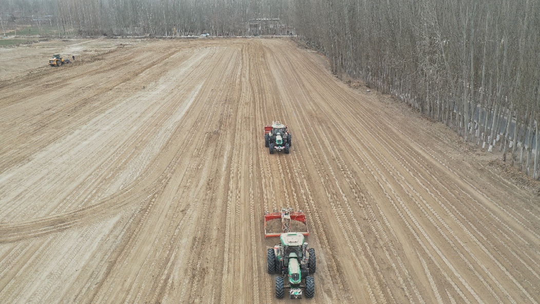 多台机械正开足马力,加快项目进度