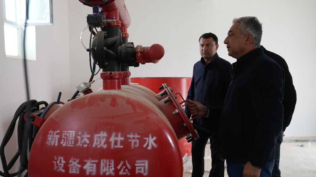 工作人员检查灌溉系统