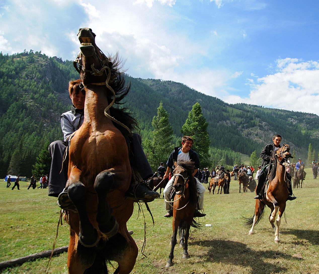 赛马（富蕴县委宣传部供图）