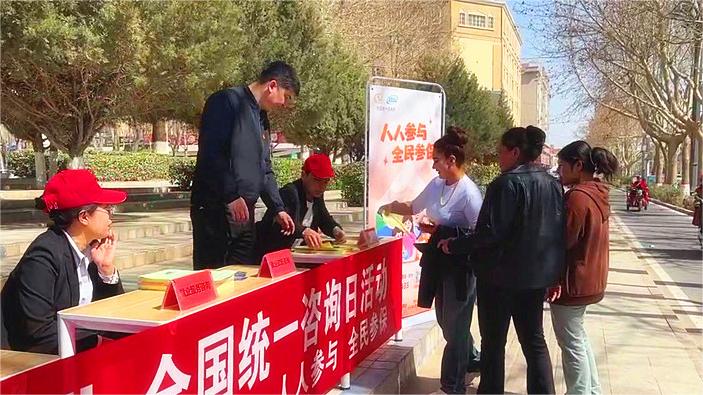 活动现场,工作人员解读人社政策,解答群众疑问。