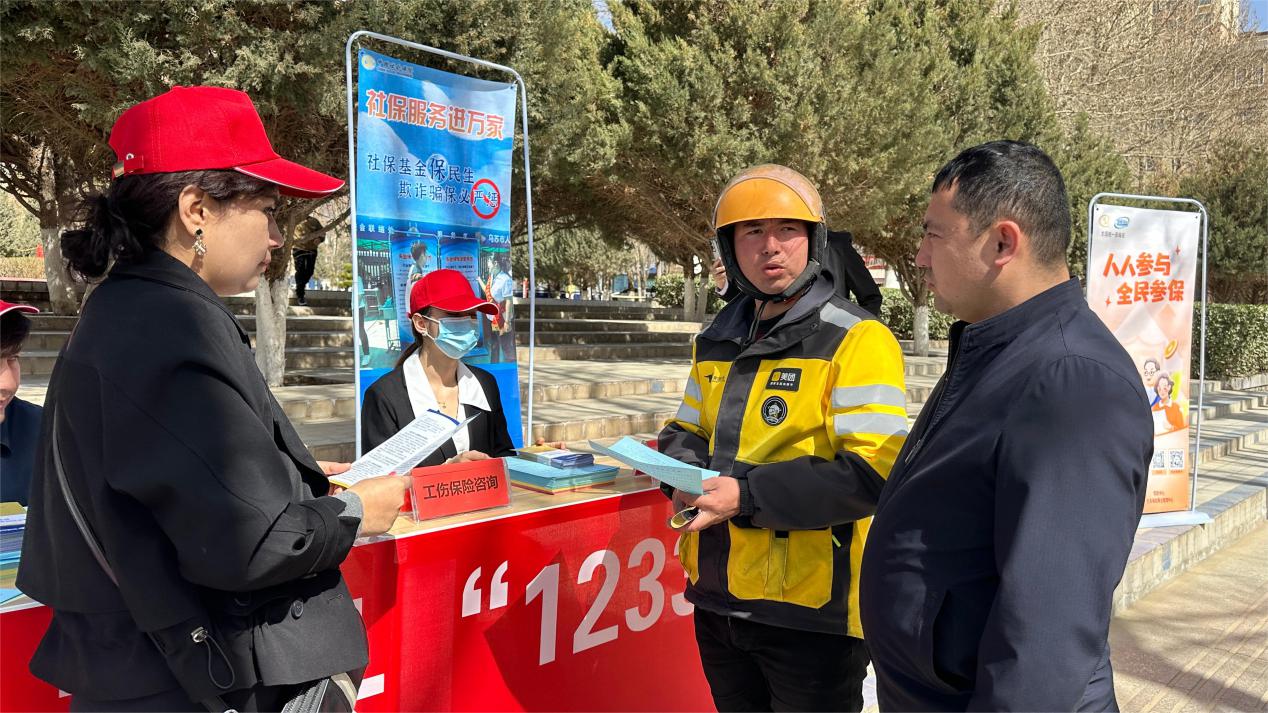 活动现场,工作人员为群众提供了一对一的政策咨询服务