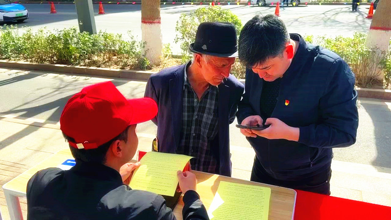 活动现场,工作人员为群众提供了一对一的政策咨询服务。