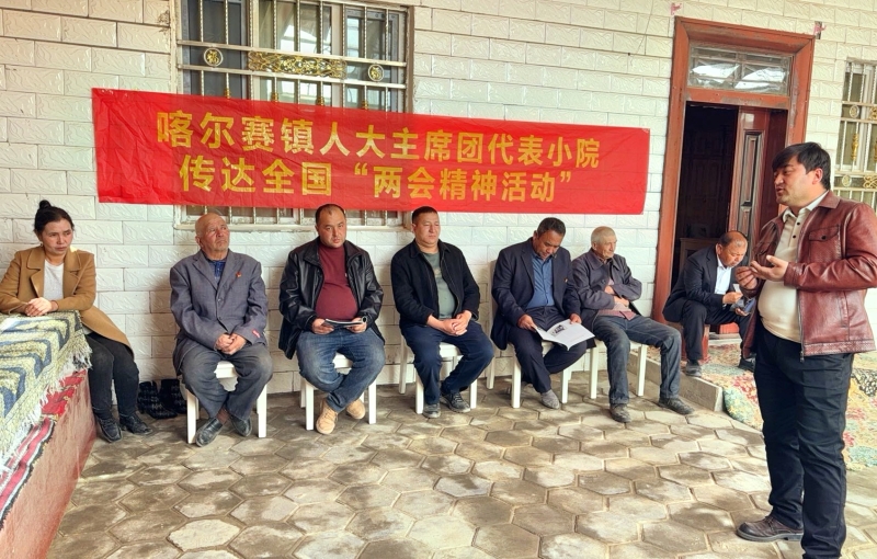 古力巴格村党支部书记用通俗易懂的语言,向村民宣讲全国两会精神。