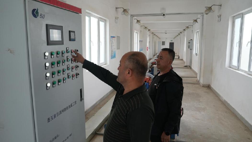 工作人员调试闸口控制系统