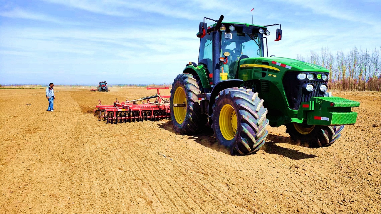 C:\Users\Administrator\Desktop\2024年4月6日，新疆察布查尔：春耕正当时 地头农机忙图片。华岩明摄（13999388301）\2024年4月6日，新疆察布查尔：春耕正当时 地头农机忙图片。华岩明摄（13999388301）\4月6日，在察布查尔镇乌宗布拉克农村社区春耕地里，两台联合整地机一前一后均匀整地松土。华岩明摄18846ad61f0bf5eb9905ca05ac2ef9a.jpg