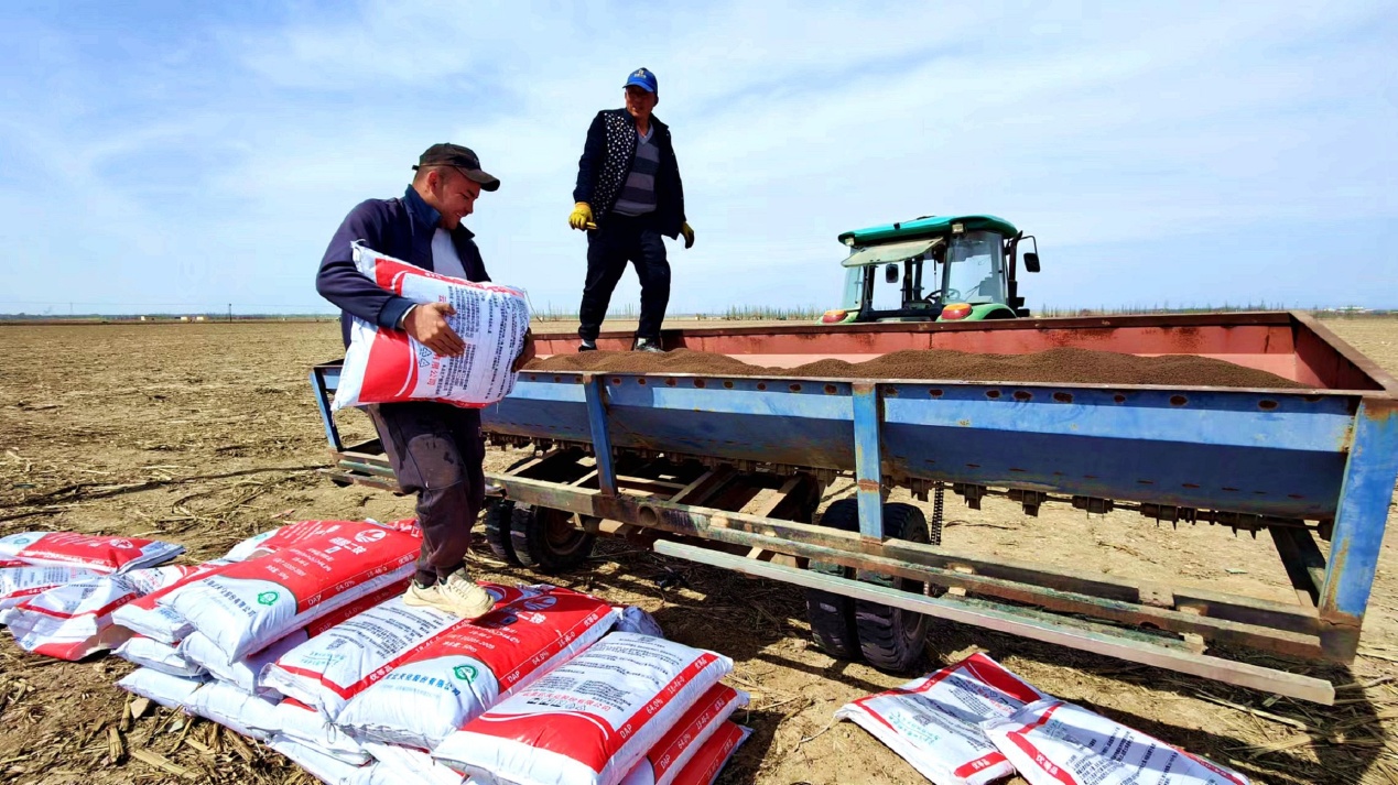 C:\Users\Administrator\Desktop\2024年4月6日，新疆察布查尔：春耕正当时 地头农机忙图片。华岩明摄（13999388301）\2024年4月6日，新疆察布查尔：春耕正当时 地头农机忙图片。华岩明摄（13999388301）\4月6日，在察布查尔镇乌宗布拉克农村社区春耕地里，农民正在使用撒肥机地里施底肥。华岩明摄4c1b60646fc9c7943c8248aa70d03e4.jpg