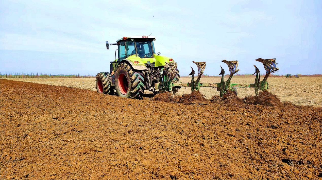 C:\Users\Administrator\Desktop\2024年4月6日，新疆察布查尔：春耕正当时 地头农机忙图片。华岩明摄（13999388301）\2024年4月6日，新疆察布查尔：春耕正当时 地头农机忙图片。华岩明摄（13999388301）\4月6日，在察布查尔镇乌宗布拉克农村社区春耕地里，一台大型拖拉机来回梨地。华岩明摄fb69765bc3b7634ac7515cd6154f672.jpg