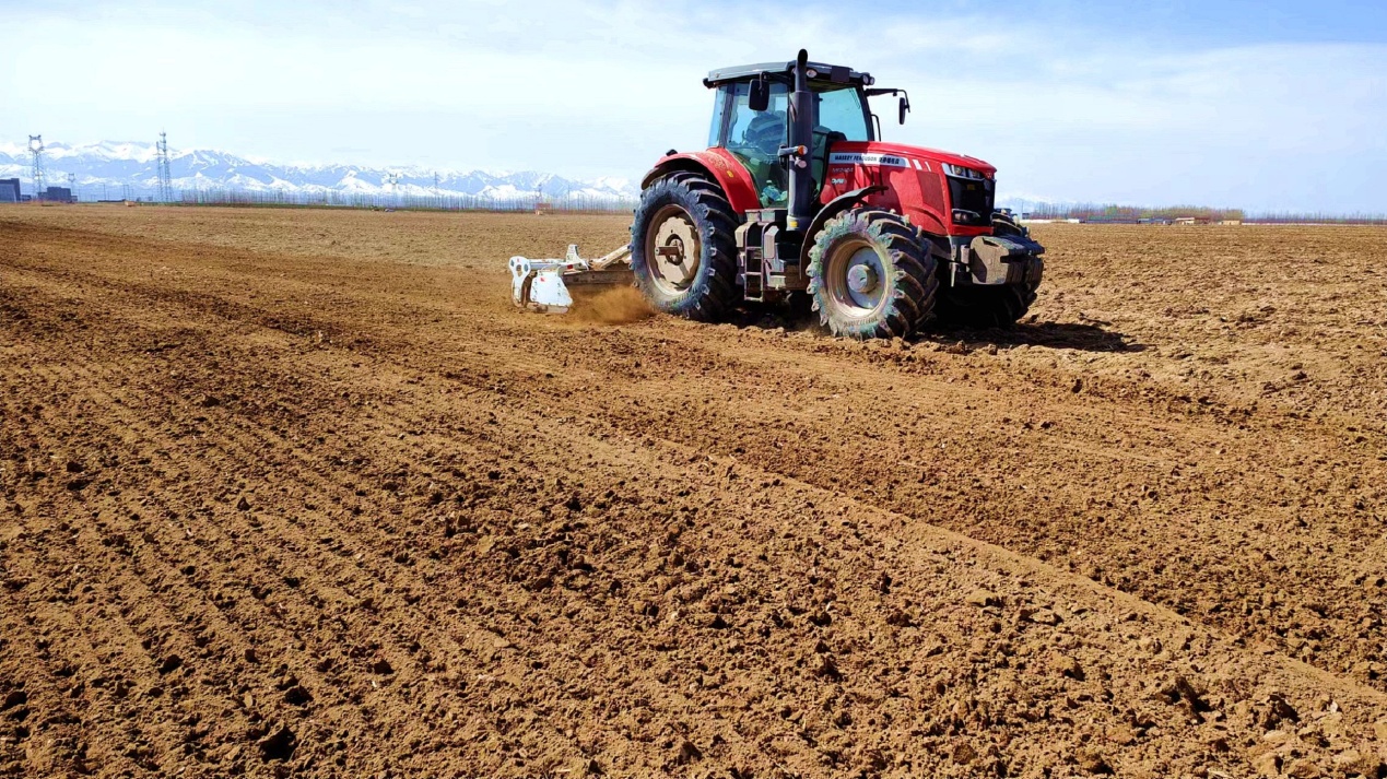 C:\Users\Administrator\Desktop\2024年4月6日，新疆察布查尔：春耕正当时 地头农机忙图片。华岩明摄（13999388301）\2024年4月6日，新疆察布查尔：春耕正当时 地头农机忙图片。华岩明摄（13999388301）\4月6日，在察布查尔镇乌宗布拉克农村社区春耕地里，一台旋耕机在来回穿梭，松土平整。华岩明摄6cbdbd083d40880841823b8556cfa6e3.jpg