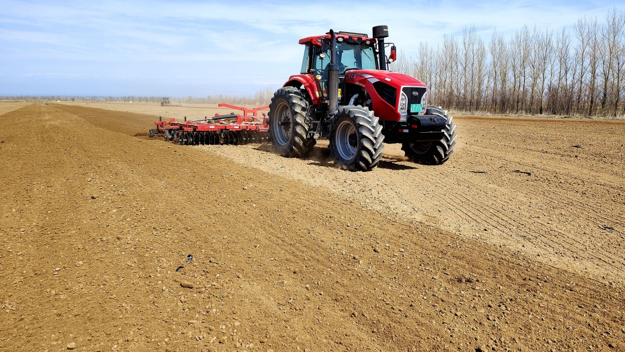 C:\Users\Administrator\Desktop\2024年4月6日，新疆察布查尔：春耕正当时 地头农机忙图片。华岩明摄（13999388301）\2024年4月6日，新疆察布查尔：春耕正当时 地头农机忙图片。华岩明摄（13999388301）\4月6日，在察布查尔镇乌宗布拉克农村社区春耕地里，两台大型拖拉机拖着联合整地机忙着整地松土。华岩明摄e5d4528a51c784d64c507d3c52b2dac.jpg