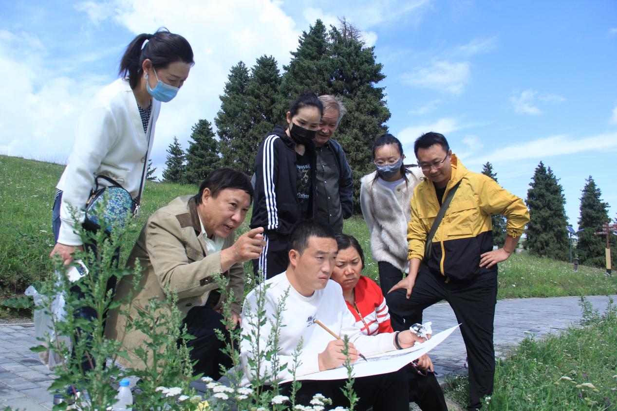 图为:2022年7月,山西晋城和芳草湖农场书画家在六师奇台农场写生创作。 于三 摄