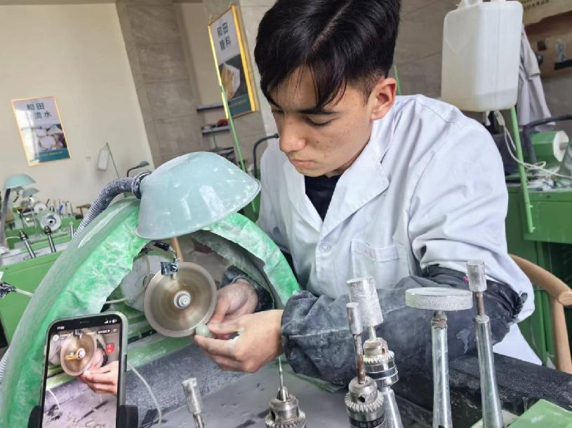 工人正在进行玉石雕刻加工