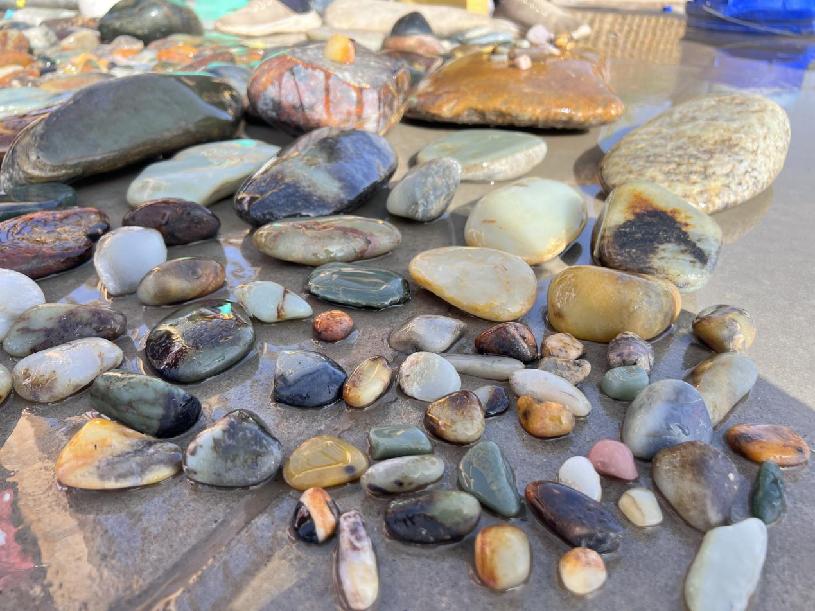 琳琅满目的玉石摊位