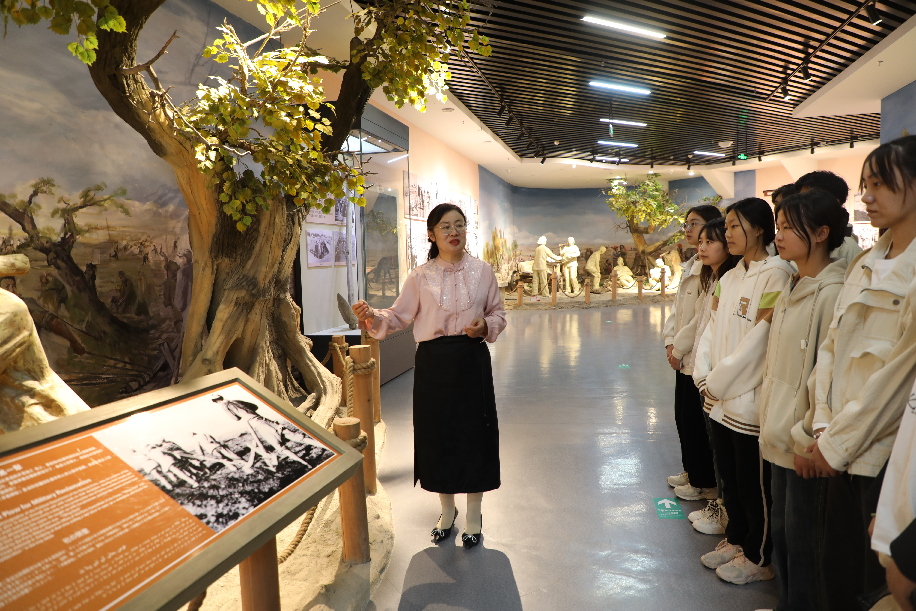 “理论+实境”“胡杨精神育人——名师思政导航课”走进三五九旅屯垦纪念馆。张康 摄3