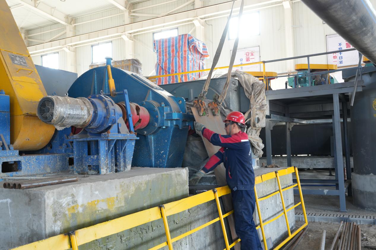 工人正在查看吊装设备