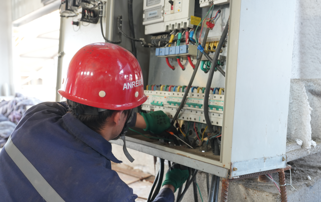 电工正在接线路