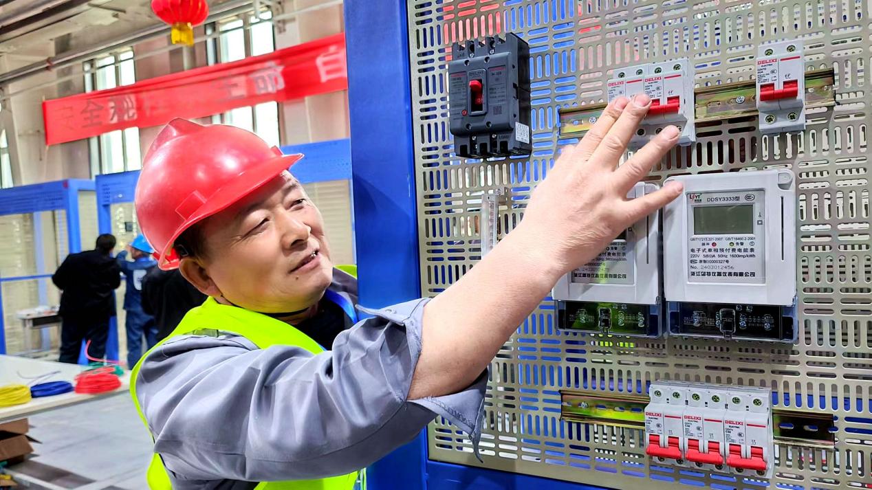 4月12日，电工在比赛现场按流程安装电表、电闸及接电线。华岩明摄1105d0a234e63d878e3c8147596df4f