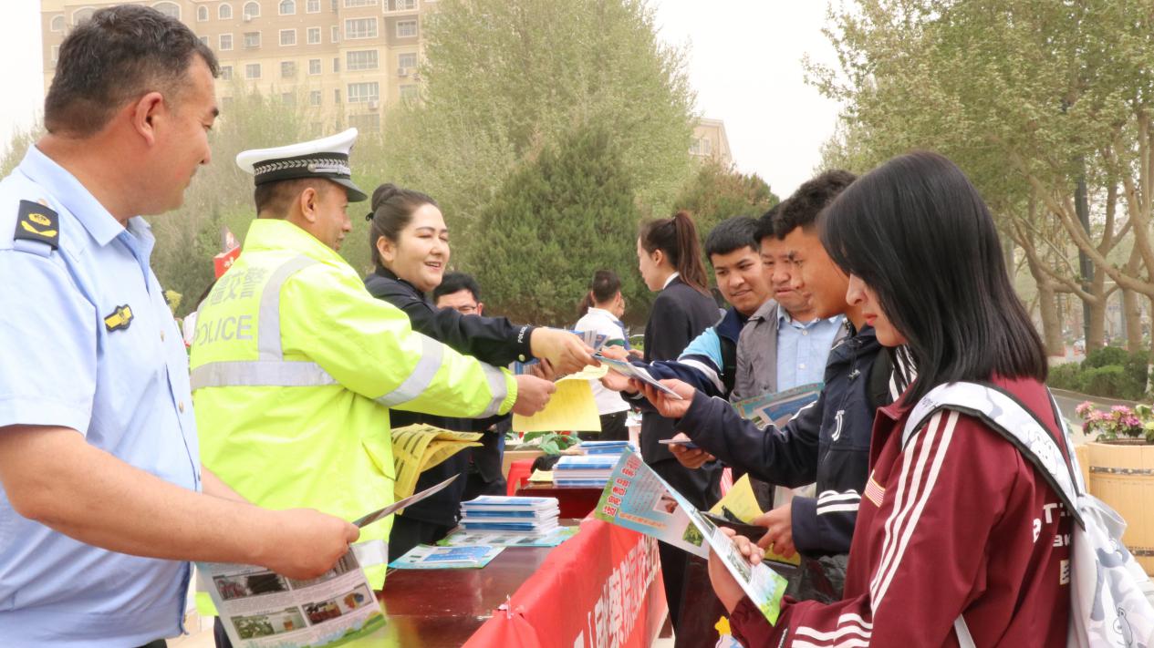 墨玉县“宪法法律宣传月”暨“4·15”全民国家安全教育日宣传活动