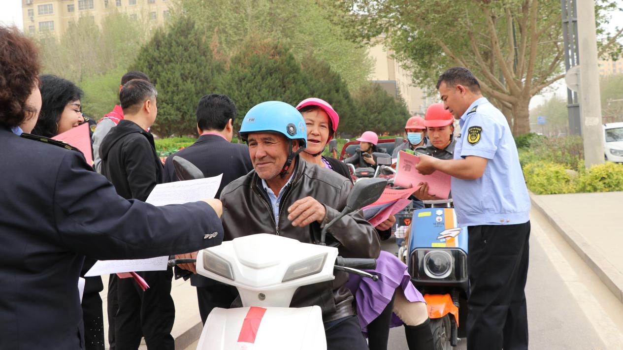 人民广场各职能单位对过往群众进行宣传讲解