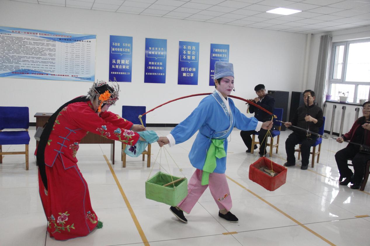 图为:1月4日,六师芳草湖农场曲子戏爱好者在芳草湖农场长征东街社区活动室内为春节演出排练。 (31)