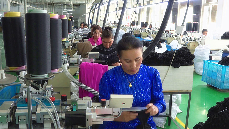 工人们在生产线上工作