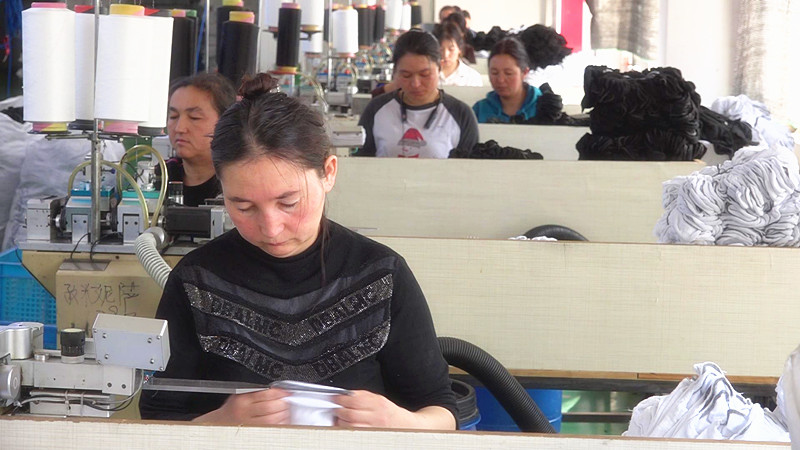 工人们各司其职 加紧工作