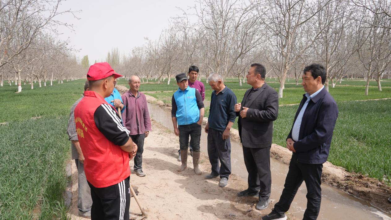 给农民做节约用水宣传
