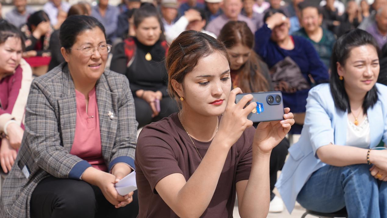 精彩节目赢得了观众的阵阵掌声和喝彩