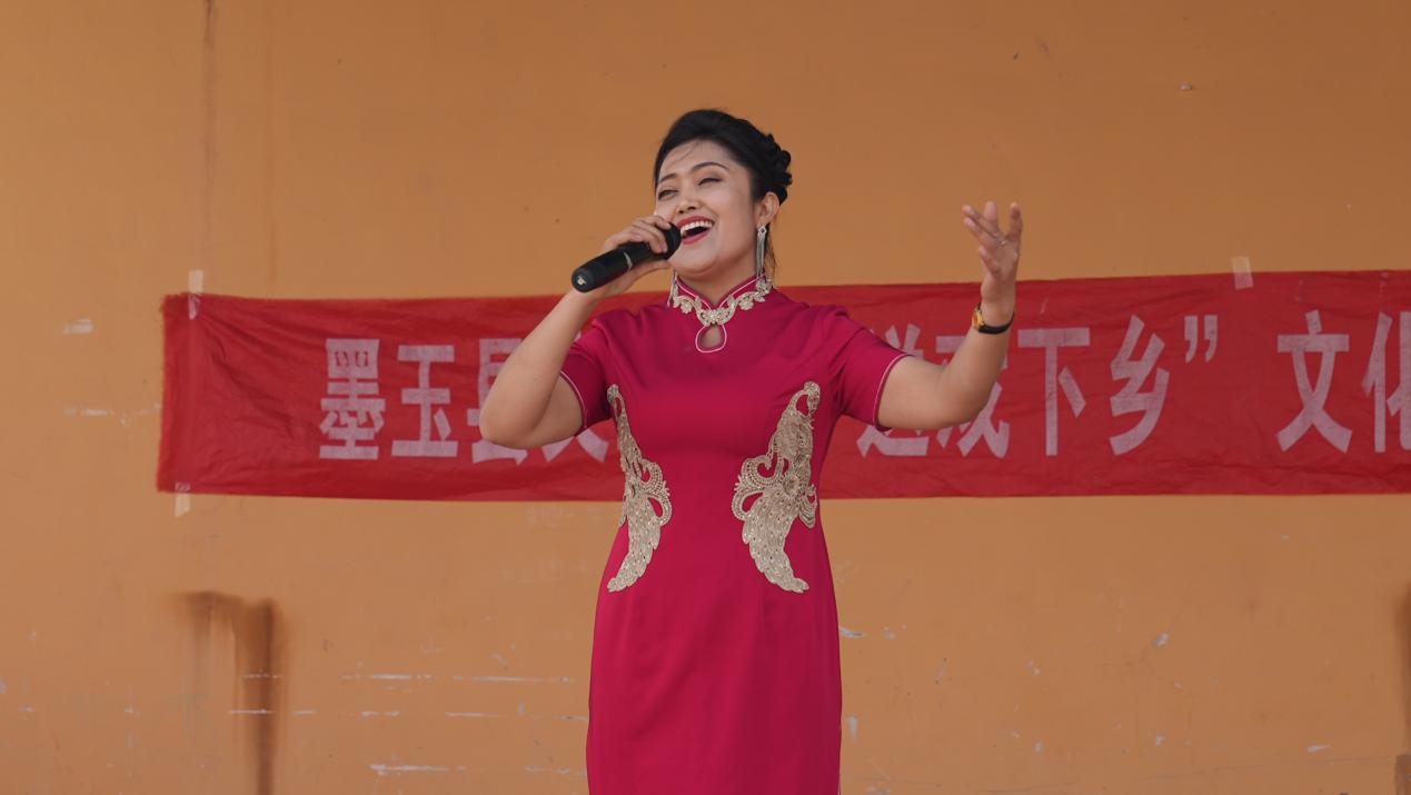 独唱《石榴红了》